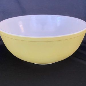 Pyrex 404 4 quart yellow mixing bowl, "primary colors" 1950s-60s